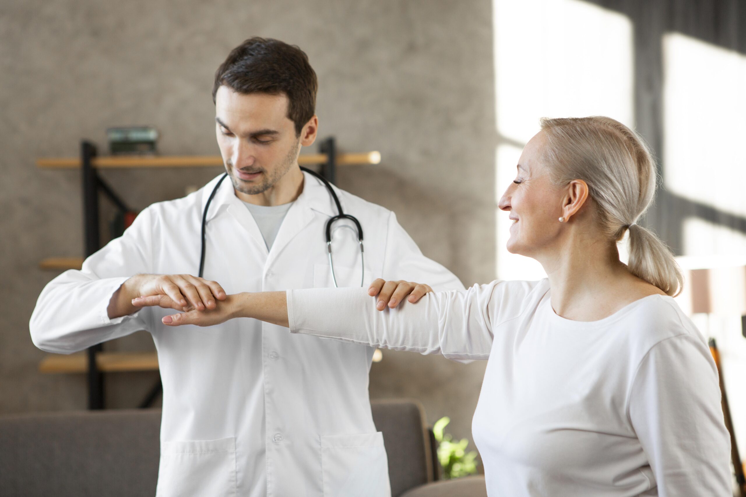 medium-shot-smiley-doctor-checking-woman
